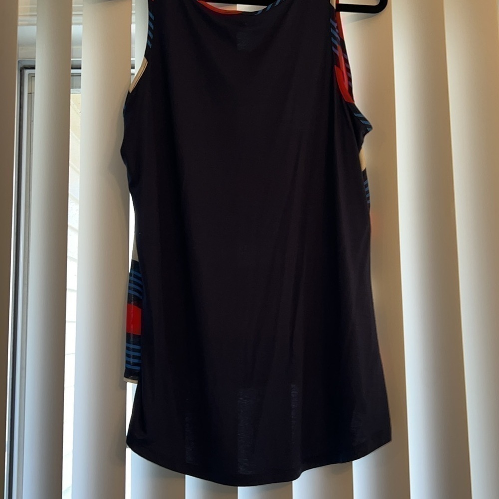 The limited - lightweight tank top - size large​ - Picture 8 of 9